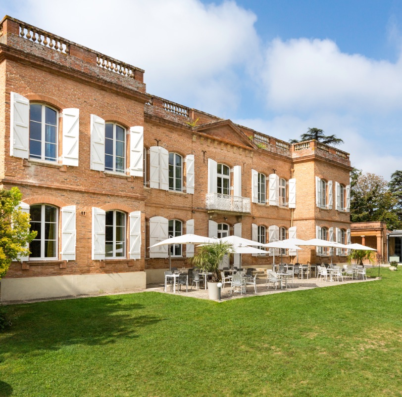 photo de la façade de l'hotel vue depuis la gauche